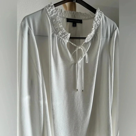 Tommy Hilfiger top, created a solid-color style that's wearable. Size X-large - Picture 4 of 13